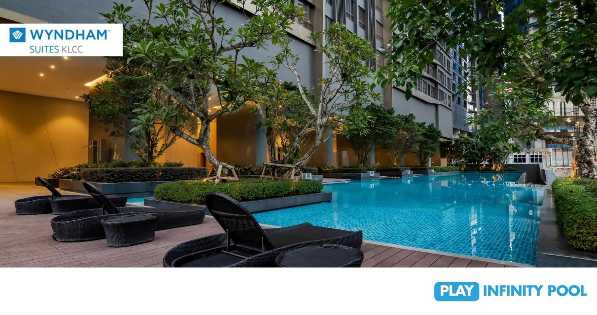 Wyndham Suites Klcc Kuala Lumpur Luaran gambar The swimming pool at the 10th floor of the building