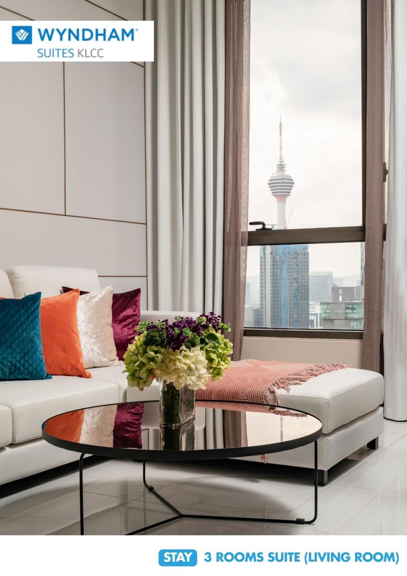 Wyndham Suites Klcc Kuala Lumpur Luaran gambar The view of the Petronas Towers from the living room of a 3-bedroom condominium