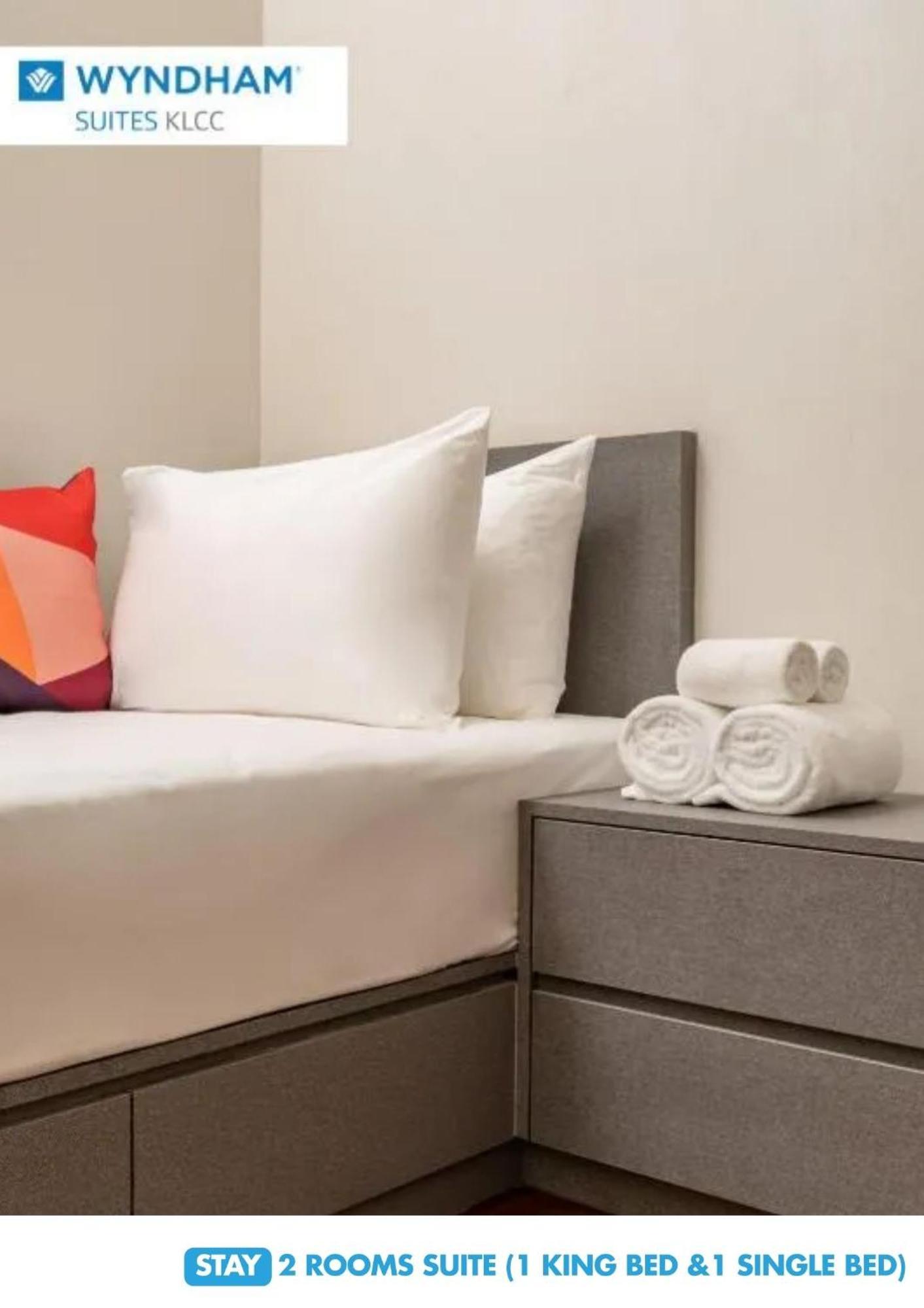 Wyndham Suites Klcc Kuala Lumpur Luaran gambar A bed with a duvet cover